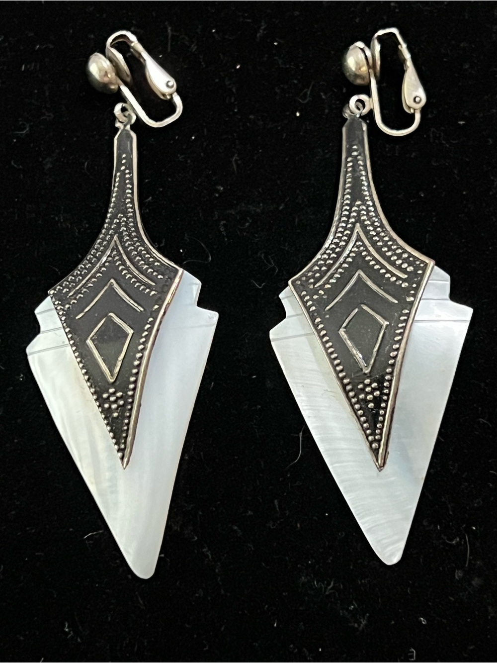 vintage-style Art Deco earrings feature a geometric arrowhead design